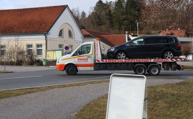 Einsatzkrfte zu schwerem Verkehrsunfall im Ortszentrum von Dietach alarmiert