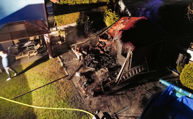 Vier Feuerwehren bei brennender Gartenhtte in Hartkirchen im Einsatz