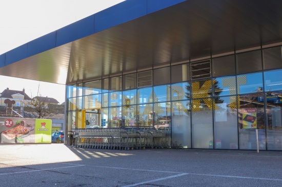 Drei Angestellte gefesselt: Raub�berfall nach Ladenschluss auf Lebensmittelgesch�ft in V�cklabruck