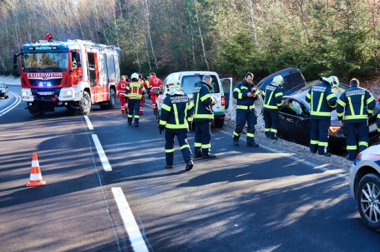 PKW bei Verkehrsunfall auf der Prager Strae in Hagenberg im Mhlkreis von der Fahrbahn abgekommen