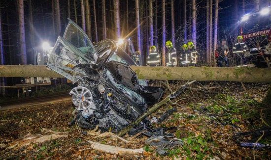 Auto bei schwerem Verkehrsunfall bei Senftenbach von Baum regelrecht aufgespiet