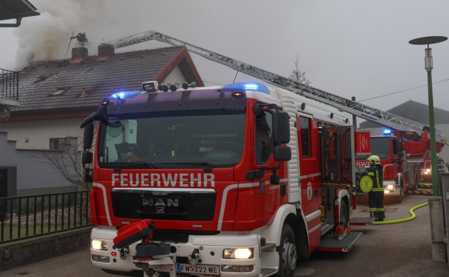 Dachstuhlbrand: Schwieriger Einsatz fr die Feuerwehr bei Brand eines Wohnhauses in Wels-Pernau