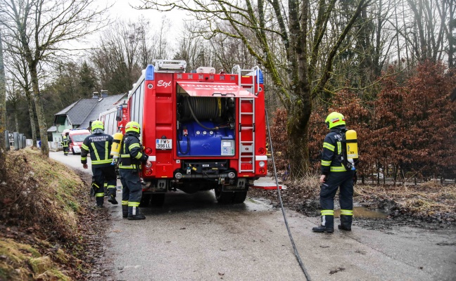 Gemeldeter Dachstuhlbrand in Oftering stellte sich als Heckenbrand heraus