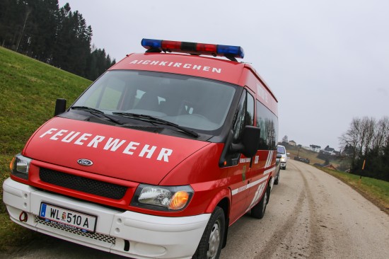 Festgefahrenes Rettungsfahrzeug von der Feuerwehr geborgen