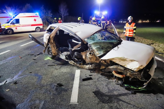 Zwei Verletzte bei schwerem Verkehrsunfall auf der Aschacher Strae in Walding