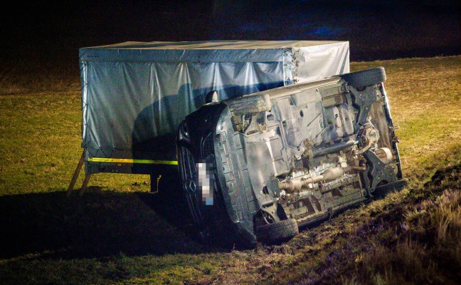 Auto samt Anhnger auf Lamprechtshausener Strae bei Neukirchen an der Enknach verunfallt