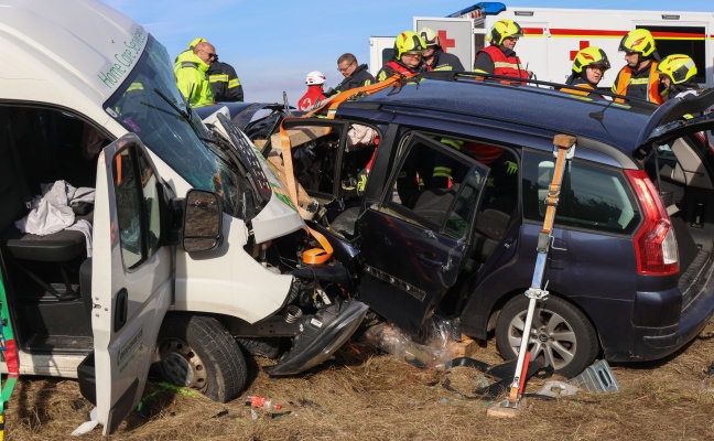 Verkeilte Unfallwracks: Drei teils Schwerverletzte bei Kollision auf Wiener Strae in Gunskirchen