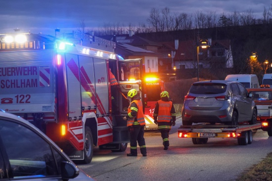 Kreuzungsunfall zwischen zwei PKW in Fischlham fordert zwei Verletzte