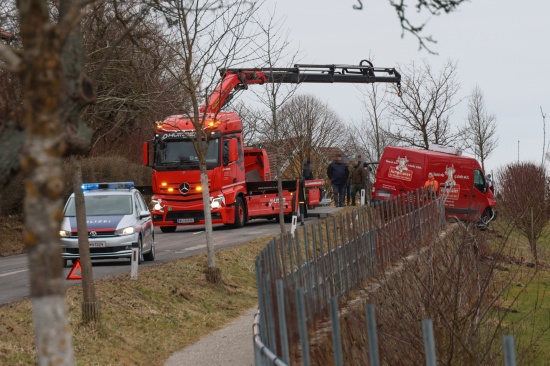 Gelnder verhinderte Absturz: Kleintransporter in Scharten von Fahrbahn abgekommen