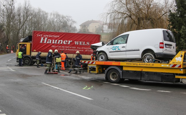 Schwerer Kreuzungscrash zwischen LKW und PKW in Geboltskirchen