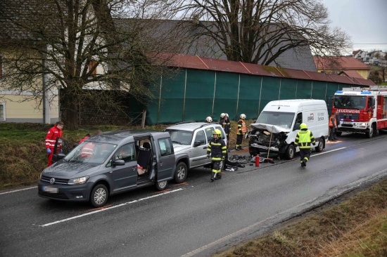 Auffahrunfall drei Fahrzeuge auf Innviertler Strae bei Krenglbach fordert eine verletzte Person