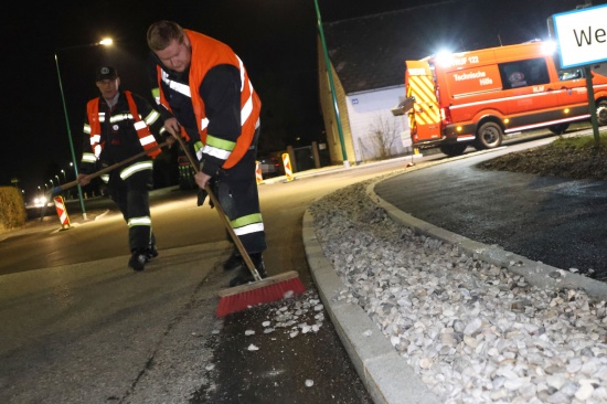 Schotter auf Fahrbahn: Umgestaltete Strae in Wels-Puchberg beschftigte an mehreren Stellen Feuerwehr