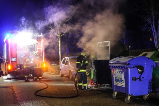 Brand eines Altkleidercontainers in Wels-Lichtenegg sorgte fr Einsatz von Feuerwehr und Polizei