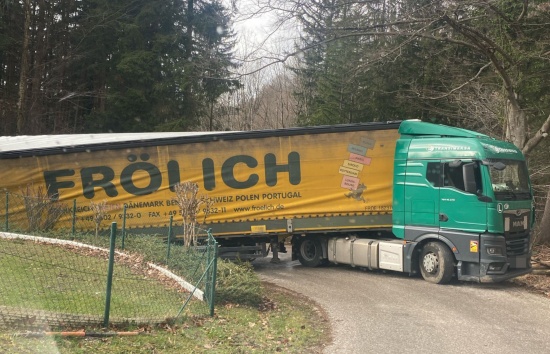 Ziemlich festgefahrene Situation: Bergung eines LKW-Sattelzugs in Micheldorf in Obersterreich