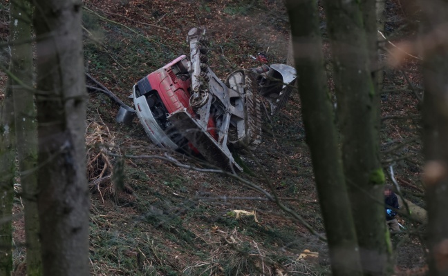 Tdlicher Baggerabsturz bei Forstarbeiten in einem Waldstck in Niederthalheim