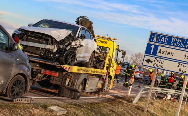 Kreuzungskollision zwischen drei PKW auf Wiener Strae bei Asten fordert zwei Verletzte