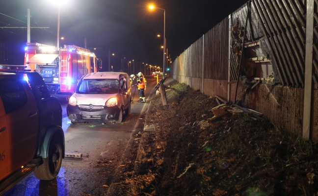 Kleintransporter rammte bei Unfall auf Kremstalstrae in Leonding Straenlaterne und Lrmschutzwand