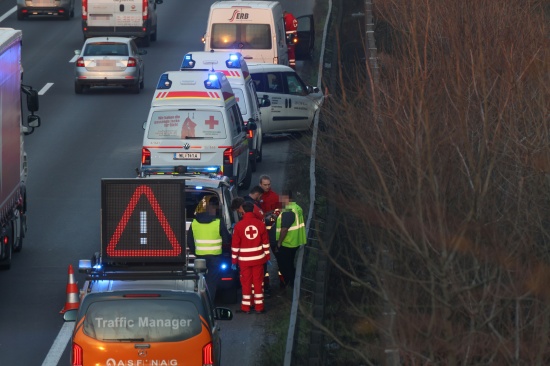 Verkehrsunfall im dichten Nachmittagsverkehr auf Welser Autobahn bei Weikirchen an der Traun