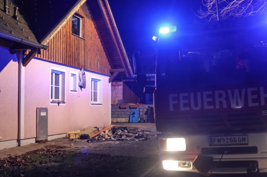 Drei Feuerwehren bei Zimmerbrand im Dachgescho eines Wohnhauses in Ohlsdorf im Einsatz