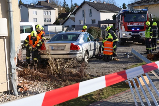 Auto bei Unfall in Alkoven gerade ber "T-Kreuzung" gegen Baum, Hauswand und Gartenzaun gefahren