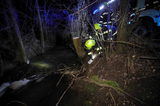 Schaum in einem Bach in Marchtrenk lste Umwelteinsatz der Feuerwehr aus