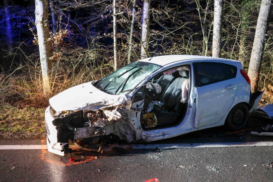 Schwerer Verkehrsunfall auf Lamprechtshausener Strae bei Neukirchen an der Enknach