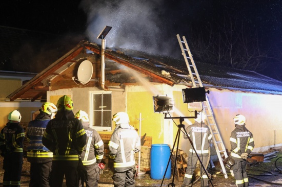 Drei Feuerwehren bei Brand in einem Garagengebude in Ohlsdorf im Einsatz