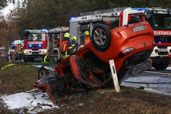 Auto in Flammen: Ersthelfer retten Lenkerin auf Gmundener Strae bei Stadl-Paura aus Unfallwrack