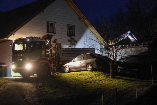 Umwelteinsatz: Ausgelaufener Benzin sorgt fr langwierigen Einsatz samt Gartenabtragung in Alkoven