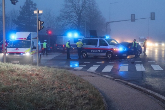 Auto kollidierte auf Innviertler Strae in Wels-Neustadt mit Polizeifahrzeug