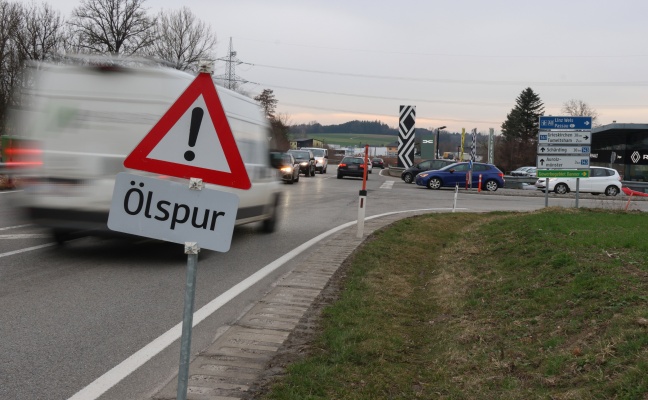 eCall-Alarm nach Kreuzungsunfall auf Hausruckstrae in Aurolzmnster lste greren Einsatz aus