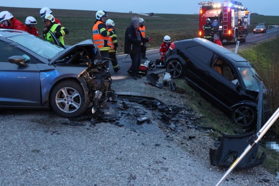 Vier teils Schwerverletzte nach Frontalcrash zweier Autos in Buchkirchen