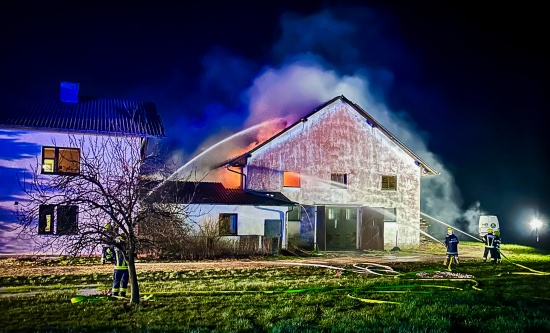 Neun Feuerwehren bei Brand eines Stallgebudes in Neukirchen an der Enknach im Einsatz