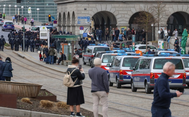 Groaufgebot der Polizei eskortierte "Risikofans" in Linz-Innere Stadt zum Donauparkstadion