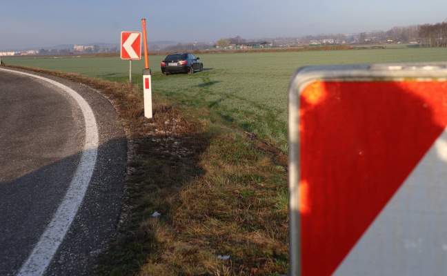 Auto von Rampe der Kremstalstrae bei Pasching abgekommen und im Feld gelandet