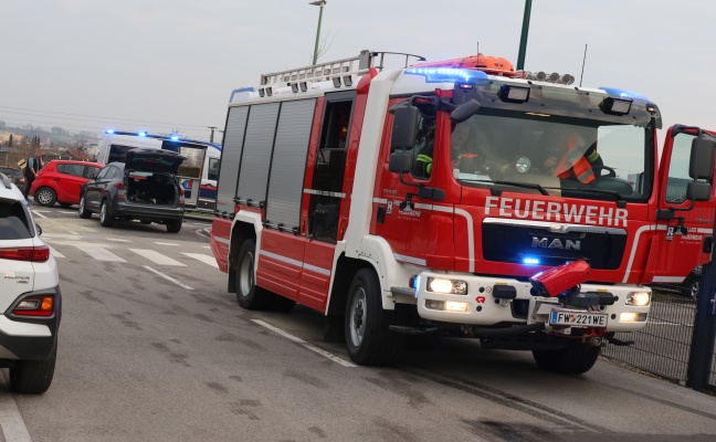 Kreuzungskollision mit drei beteiligten PKW in Wels-Vogelweide