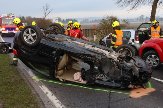 Autoberschlag nach Crash auf Eferdinger Strae bei Alkoven