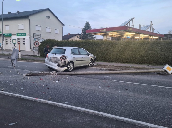 Auto in Linz-Ebelsberg gegen Straenlaterne gekracht