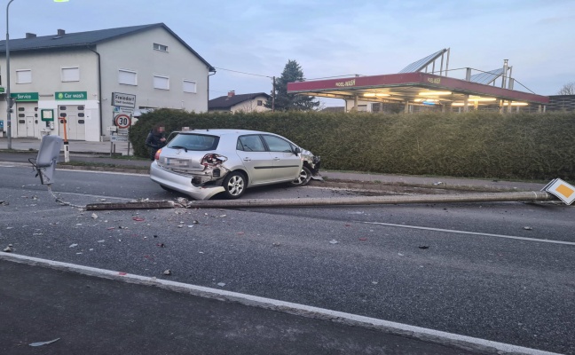 Auto in Linz-Ebelsberg gegen Straenlaterne gekracht