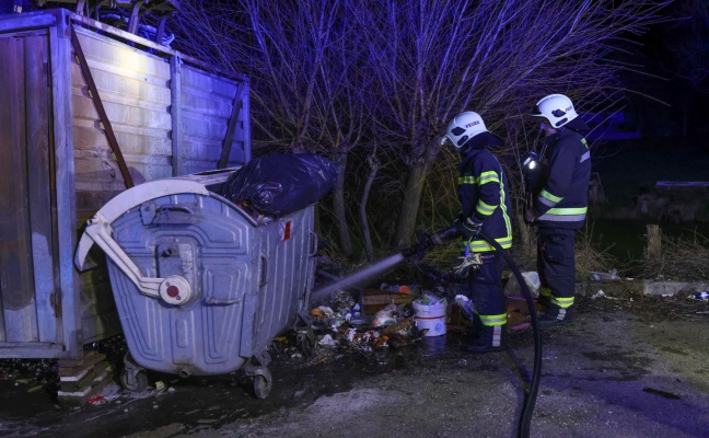 Unklares Brandgeschehen stellte sich als Brand von Unrat neben Mllcontainer in Buchkirchen heraus