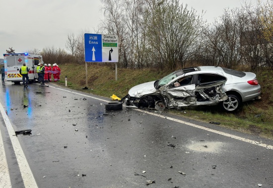 Frontalcrash zwischen PKW und Transporter auf Steyrer Strae in Steyr-Gleink fordert zwei Verletzte