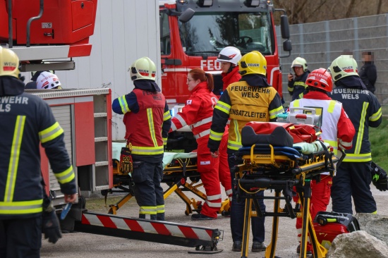 Bewusstlose Frau bei Kchenbrand in Wels-Lichtenegg durch Feuerwehrleute aus Hochhaus gerettet