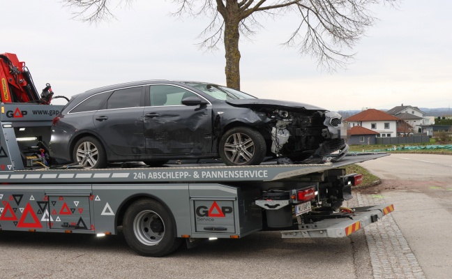 Kreuzungskollision zwischen zwei PKW in Neukirchen bei Lambach