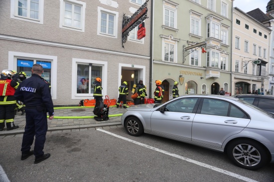 Vier Feuerwehren bei Brand in einem Gebude im Stadtzentrum von Braunau am Inn im Einsatz