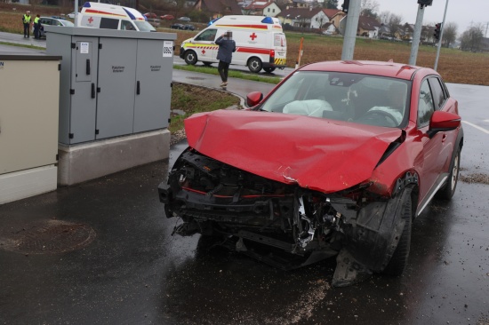 Kreuzungscrash zwischen PKW und Postauto in St. Florian endet glimpflich