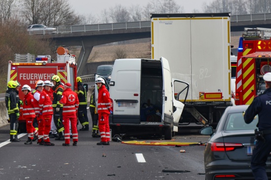 Tdlicher Crash: Kleintransporter kracht auf Innkreisautobahn in Pichl bei Wels frontal in LKW-Heck