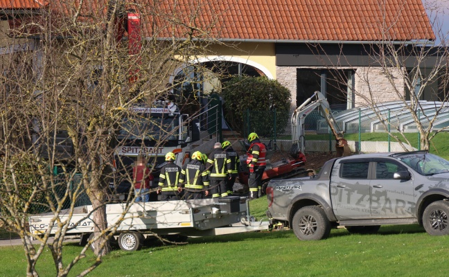 Bagger umgestrzt: Einsatz dreier Feuerwehren bei Personenrettung in Steinerkirchen an der Traun