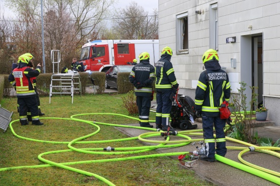 Schwieriger Lscheinsatz bei Brand in einer vollgerumten Mehrparteienhauswohnung in Hrsching