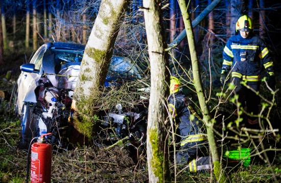 Auto auf Lamprechtshausener Strae bei Burgkirchen frontal gegen Baum gekracht