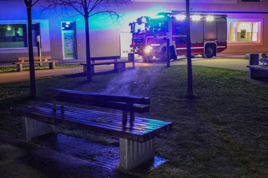 Brand auf einer Parkbank in Wels-Lichtenegg sorgte fr nchtlichen Einsatz der Feuerwehr